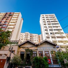 Edifício à rua Ribeiro de Almeida, nº 32