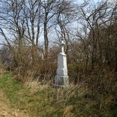 Kříž jižně od Myslíva u remízku