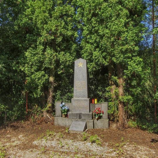 Pomník padlým východně od Tatenic u silnice