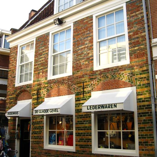 Hoekpandje met gevels uit afwisselende lagen groene en gele geglazuurde stenen