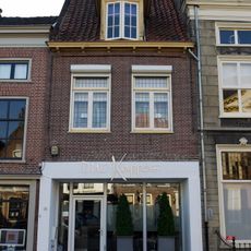 Huis met hoog zadeldak