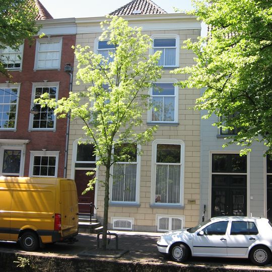 Pand met gepleisterde lijstgevel, waarin geprofileerde houten vensteromlijstingen en geprofileerde vensterdorpels