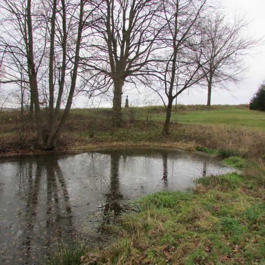 Kříž u rybníčku v Kocourových Lhotkách