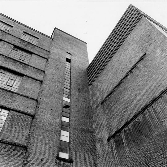 Lagergebäude mit Verwaltungsbau und Einfriedung Dessauer Straße 36; 38; 40