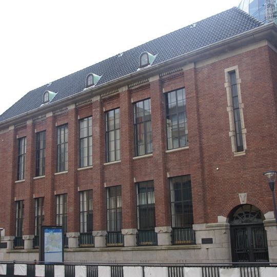 Bankgebouw met conciërgewoning in traditionalistische stijl