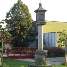 Sloupová výklenková kaplička při silnici ve východní části Nové Bystřice