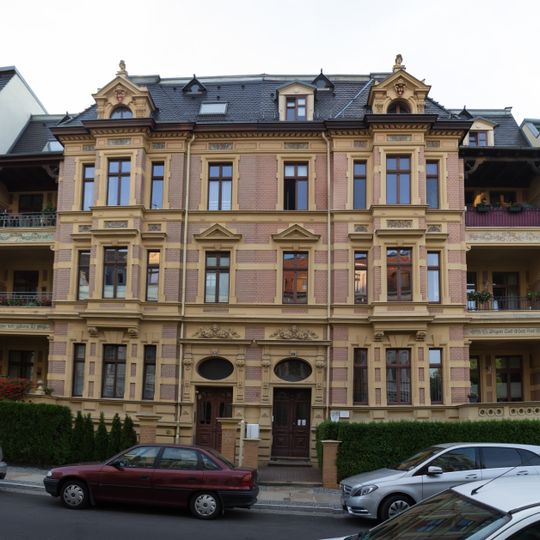 Doppelmietshaus in geschlossener Bebauung mit Vorgarten Augustastraße 26, 27