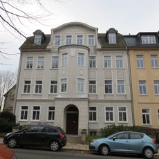 Mietshaus in halboffener Bebauung mit Vorgarten und Einfriedung Ernst-Heilmann-Straße 20