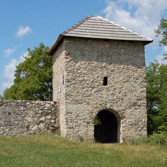Ruina románskeho kostola, veža bránová