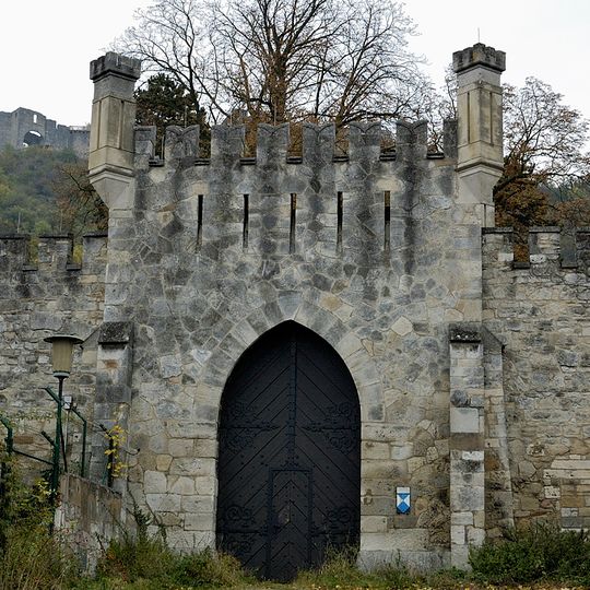 Marc-Aurel-Kaserne – Haupttorgebäude, ehem. Neuschloss
