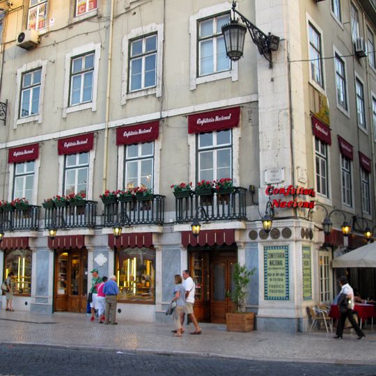 Loja Confeitaria Nacional, piso térreo, incluindo o património móvel integrado