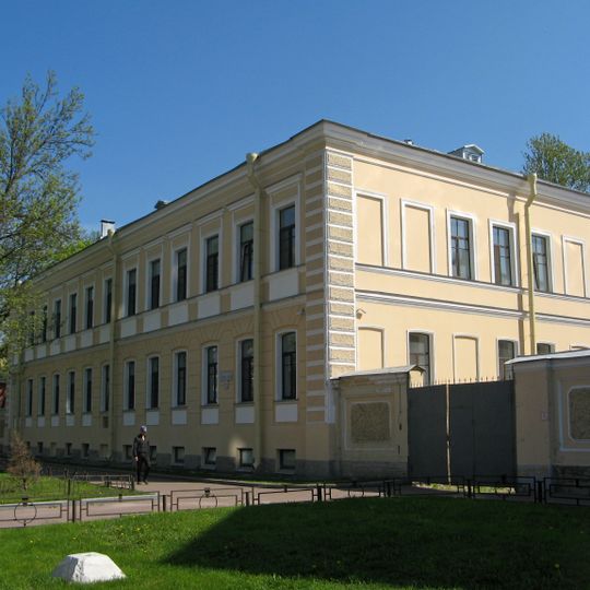 Административный корпус с оградой и двумя воротами