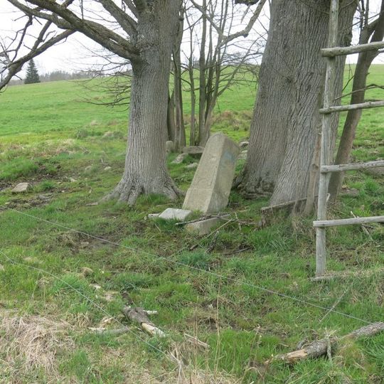 Kříž u polní cesty severovýchodně od Lobendavy