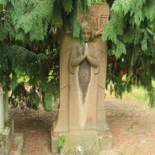 Ondrejský cintorín, náhrobok so sochou