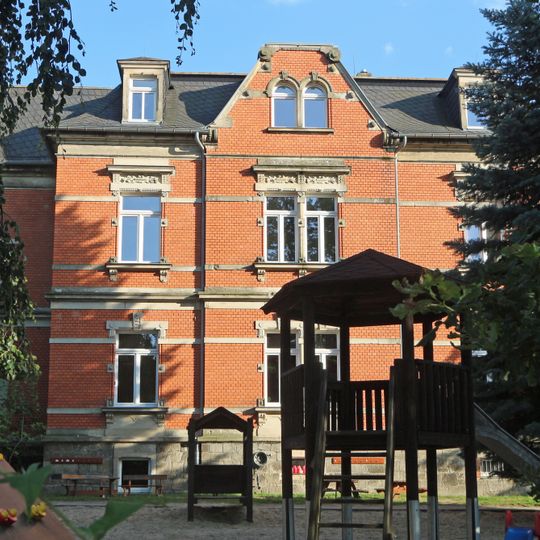 Mietvilla mit Einfriedung in offener Bebauung Haydnstraße 6