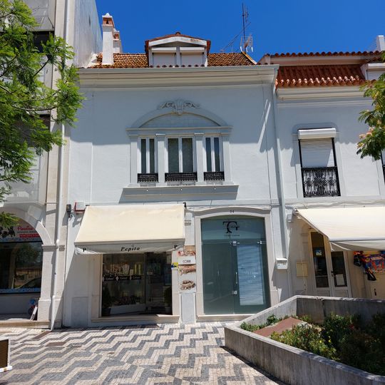 Edifício no largo do Cardal, n.º 24 a 34