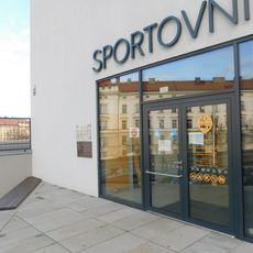 Pamětní deska Jiřího Matuchy na budově Sportovního klubu Hradčany