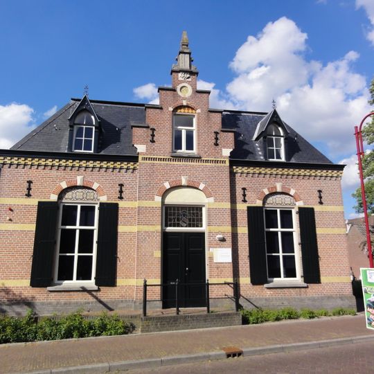 Woonhuis, éénlaags blokvormig pand onder plat dak met dakschilden gedekt met leien