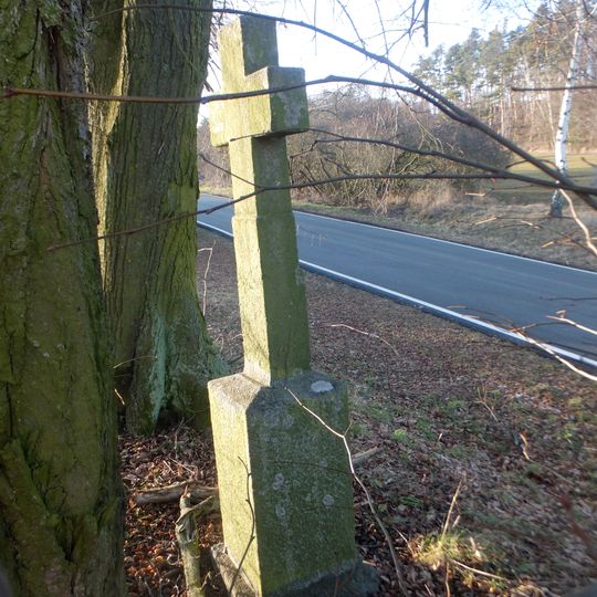 Kamenný kříž u cesty na Budkovnu