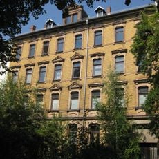 Mietshaus in geschlossener Bebauung mit Vorgarten Altenhainer Straße 29