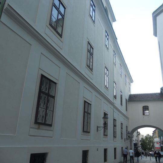 Salvatorianerkolleg, ehem. Barnabitenkloster, Pfarrhof der Mariahilfer Kirche