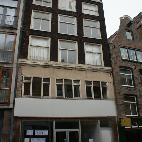 Pand met gevel onder rechte lijst