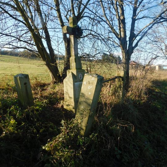 Kříž u silnice jihovýchodně od Kamenice