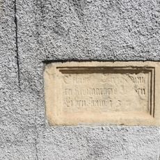 Sandsteintafel mit Bauinschrift und Wappenrelief