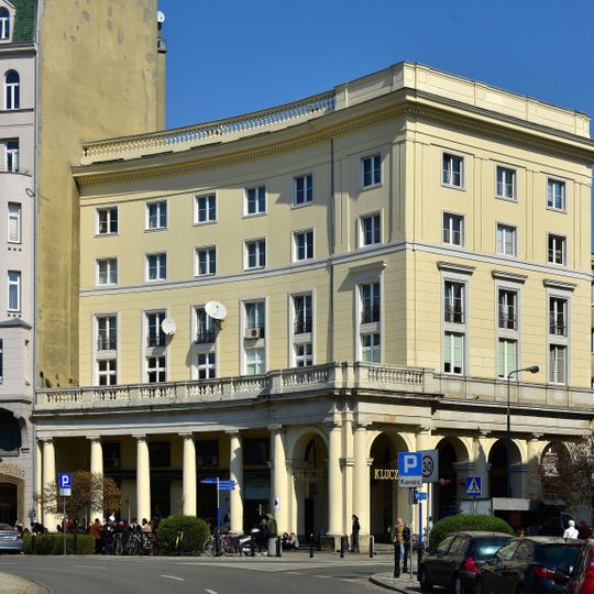 Blok przy placu Zbawiciela 4 i alei Wyzwolenia 18