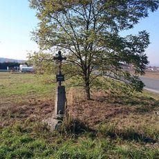 Kříž východně od Chlumčan u křižovatky