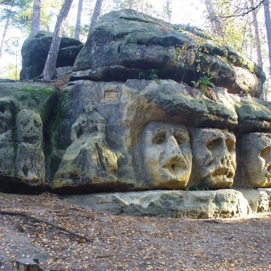 Skalní reliéfy u jeskyně Harfenice západně od Želíz