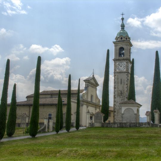 Complesso della chiesa parrocchiale di Sant'Abbondio con ossario e Via Crucis