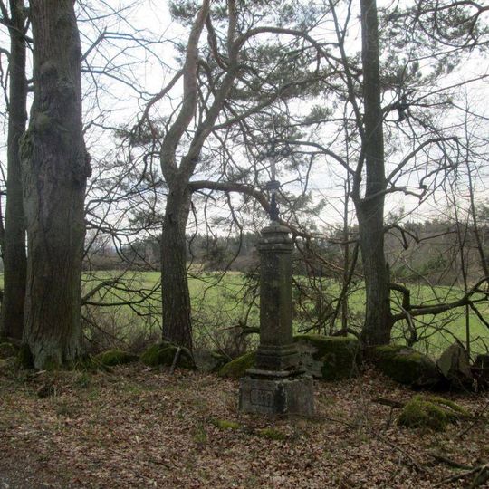 Kříž jižně od Velenov u remízku