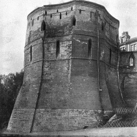 Многогранная башня