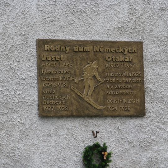 Pamětní deska bratrů Německých na domě Palackého náměstí 34 v Novém Městě na Moravě