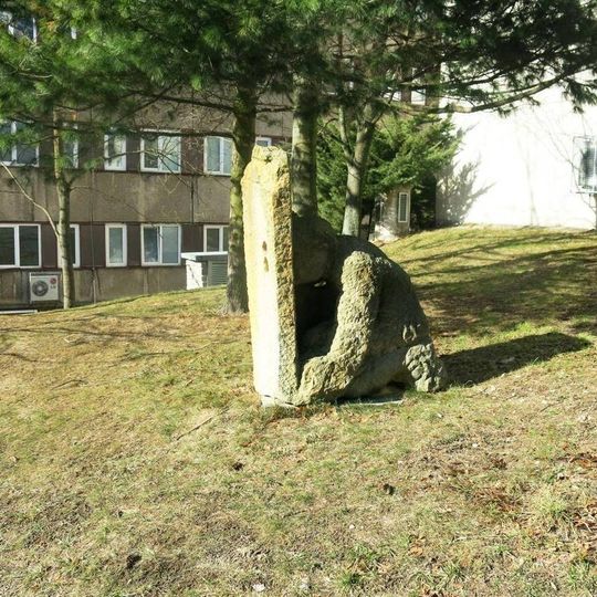 Kamenná plastika po straně budovy B v nemocnici Liberec