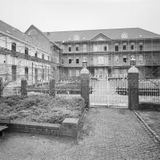 Internaat Saint Louis: Smeedijzeren hek in Art Decostijl