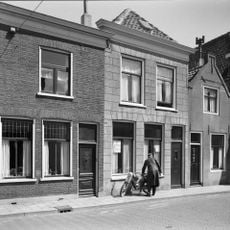 Huis met gepleisterde lijstgevel