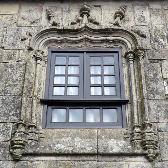 Janela manuelina na rua do Passadiço