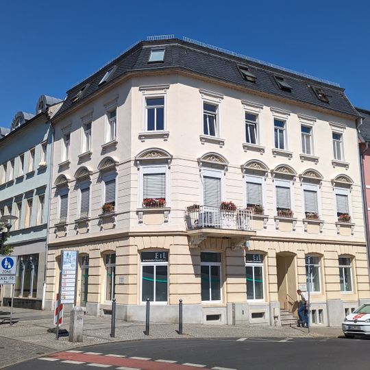 Mietshaus in geschlossener Bebauung in Ecklage Rathausplatz 7