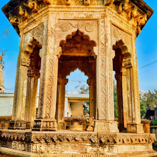 Shiva temple and Chhatris, Bhandara