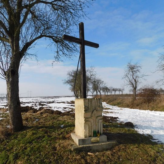 Černý kříž východně od Lán