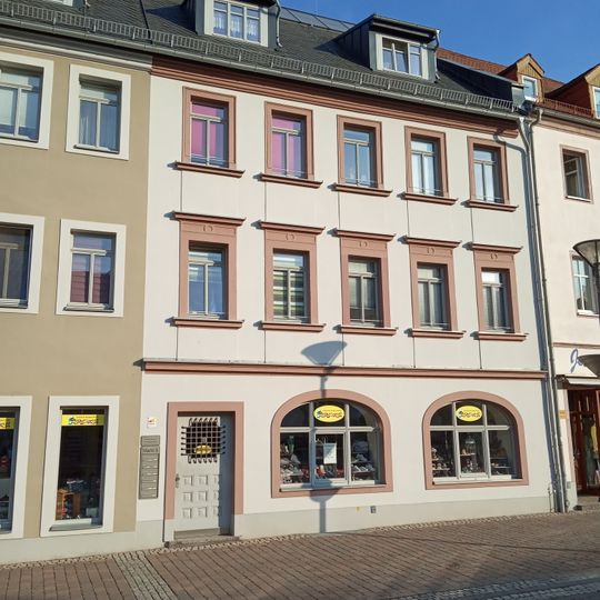 Fassade eines ehemaligen Wohnhauses in geschlossener Bebauung Markt 6