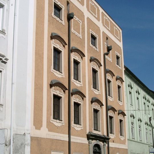 Franziskanerkloster, sog. Dechanthof mit Wirtschaftsgebäude