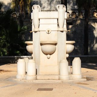 Monumental fountain of the gardens of Isabella of Aragon