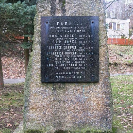 Pomník obětí okupace 1939-1945 v Mládežnické ulici v Hamru u Litvínova