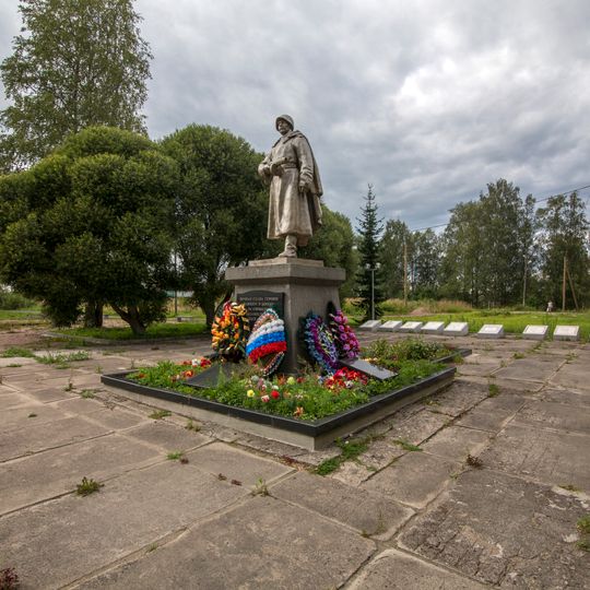 Братская могила советских воинов, погибших в боях с фашистскими захватчиками