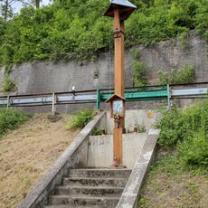 Zvonička s obrázkem svatého Jiří v dolní části Dražic u mostu přes Jizeru