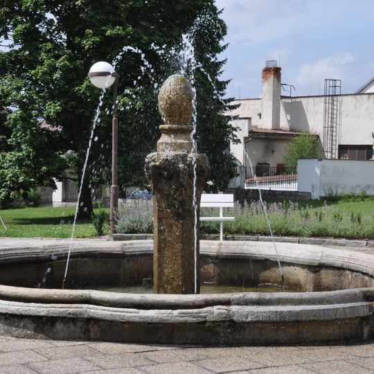 Kašna před zámkem v Třešti