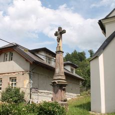 Kříž v Brníčku vedle kostela